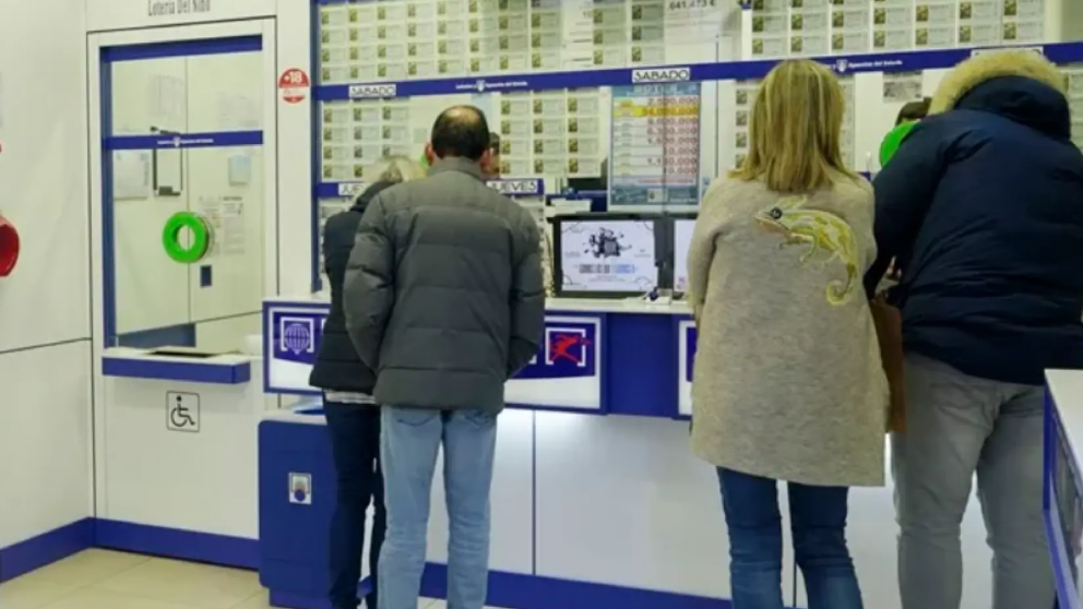 Ganaron un premio millonario en la lotería y decidieron compartirlo con sus vecinos: "Estoy estupefacto"