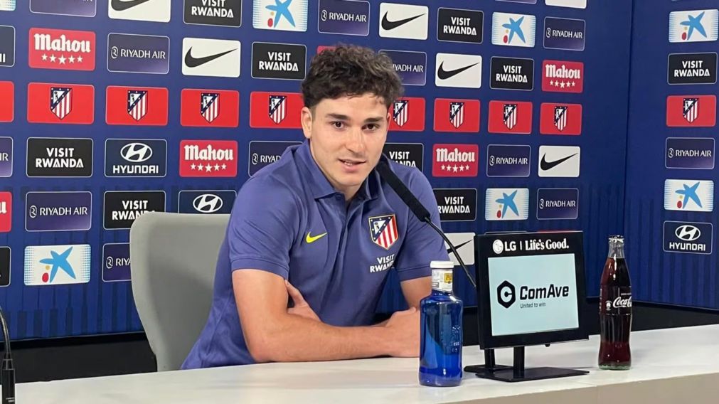 Julián Álvarez habló en conferencia de prensa y los hinchas del Atlético de Madrid se pelearon.
