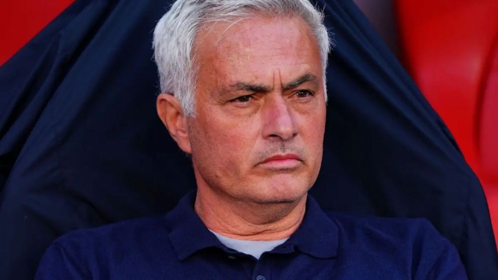 José Mourinho ironizó sobre la sanción de la UEFA a Prestianni.