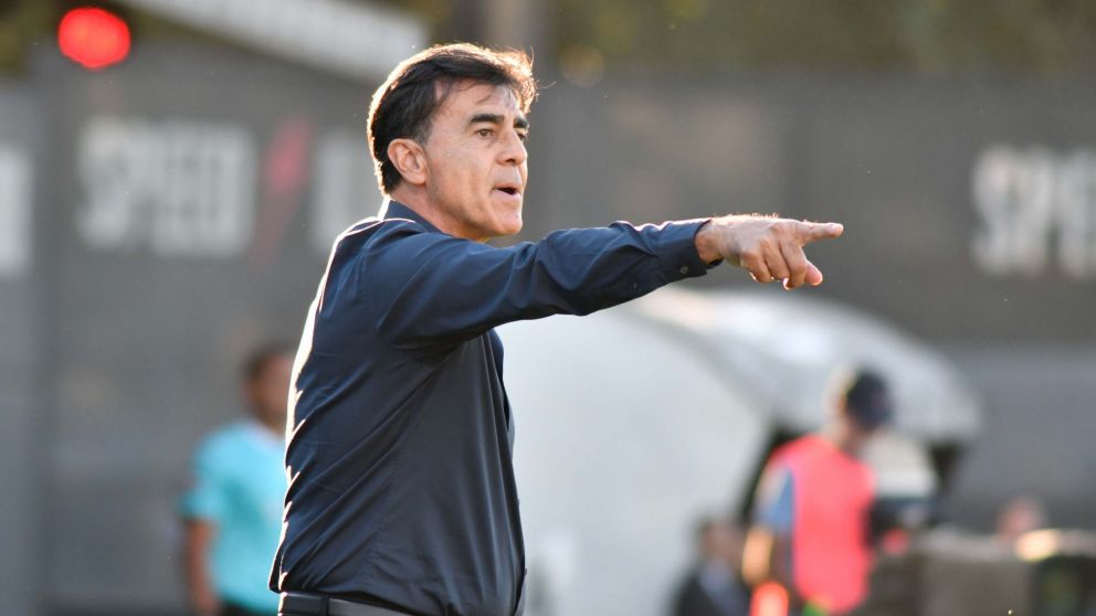 Gustavo Quinteros se juega la clasificación ante San Lorenzo y no podrá contar con un jugador clave.