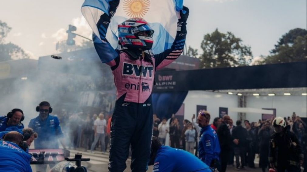 Franco, la bandera de Argentina al aire sobre Buenos Aires y el Alpine humeando. Una postal tremenda del fin de semana deportivo. 