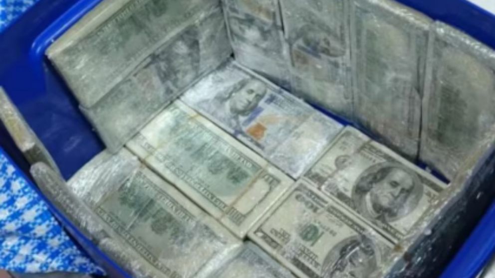 Imputaron a un pasajero que llevaba US$ 175.000 en una conservadora.