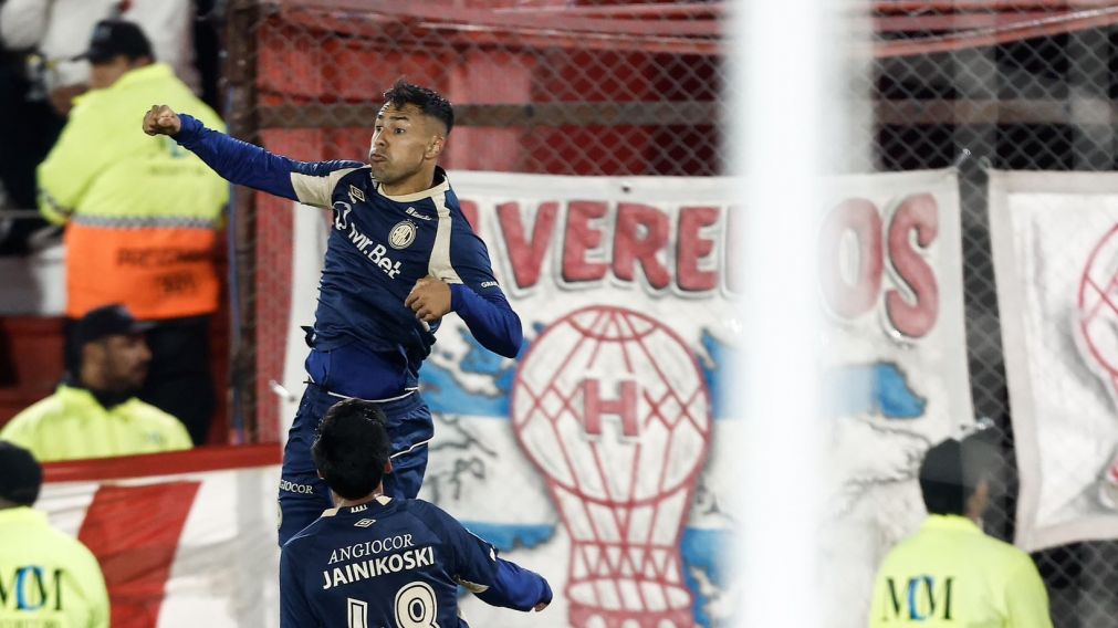 Argentinos lo festeja y Racing se ilusiona. La foto del gol de Morales, el que generó la caída de Huracán en Patricios.