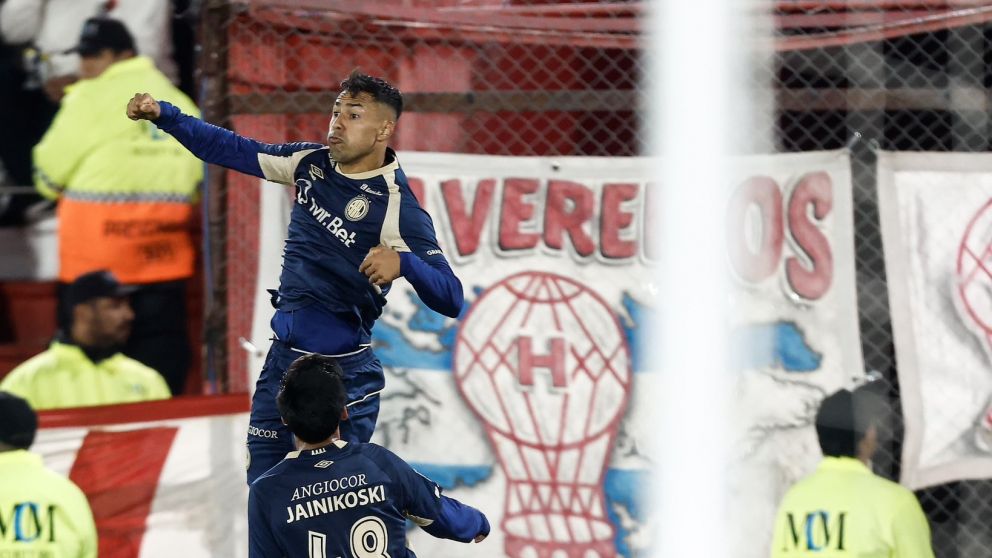 Argentinos lo festeja y Racing se ilusiona. La foto del gol de Morales, el que gener� la ca�da de Hurac�n en Patricios. 