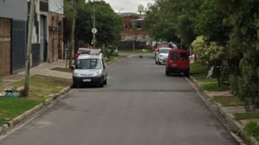 Asesinaron a balazos a un hombre durante una pelea vecinal: se busca a un sospechoso