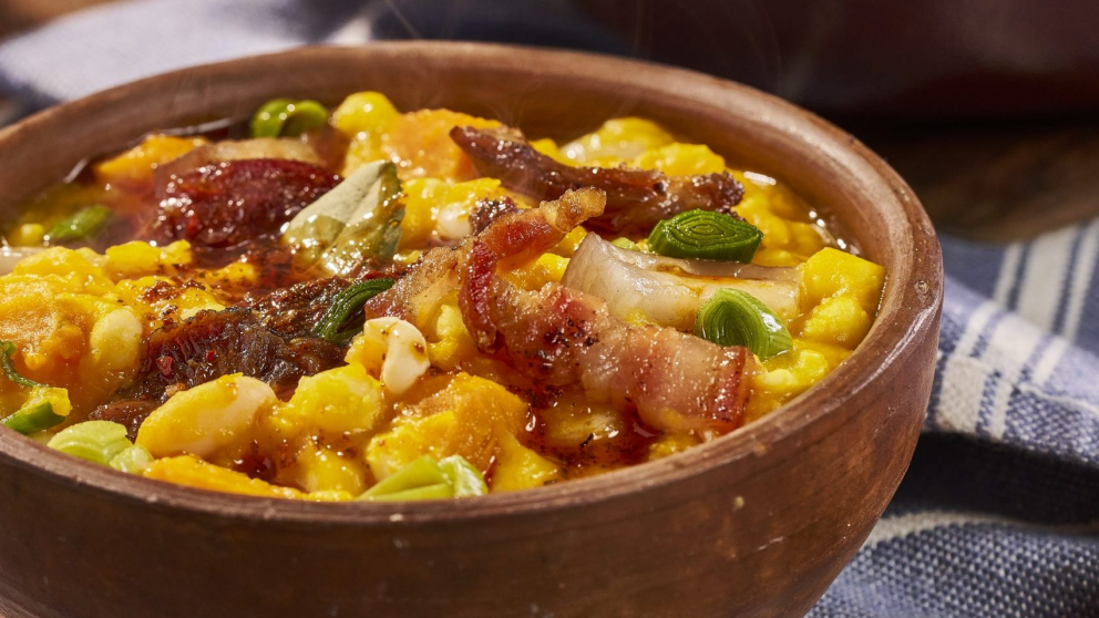 Lograr un locro casero bien espeso, sabroso y con ese sabor que te hace repetir plato es muy simple.