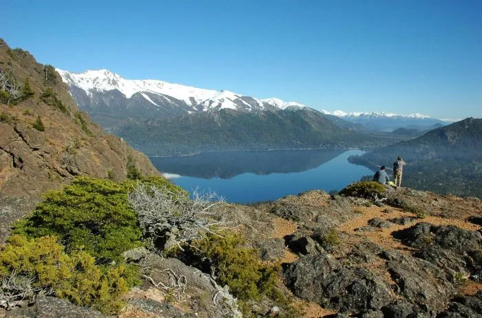 Fuentes de la investigación indicaron que el episodio ocurrió durante una excursión de trekking cuando, por motivos que todavía son materia de investigación, se desprendió la mochila portabebé en la que trasladaban al menor, que terminó rodando varios metros por una zona rocosa del sendero.googletag.cmd.push(function(){googletag.display('interparrafo02')});El niño sufrió golpes en el rostro y la cabeza, además de un sangrado en la nariz, aunque permaneció consciente tras la caída, y la propia mochila habría amortiguado parte del impacto.Asistencia a la criaturaTras el accidente, los padres y otros senderistas asistieron al bebé y lo trasladaron hasta la base del cerro, donde ya trabajaban efectivos policiales, personal de Protección Civil, Parques Nacionales y médicos de emergencia. El menor fue derivado al Hospital Zonal de Bariloche, donde quedó en observación y fuera de peligro.La Justicia abrió una causa para determinar cómo ocurrió el hecho y si existió algún tipo de responsabilidad de los adultos, y por eso, se secuestró la mochila utilizada para transportar al niño, que será sometida a peritajes técnicos.El accidente ocurrió en el Cerro Ventana (imagen ilustrativa).