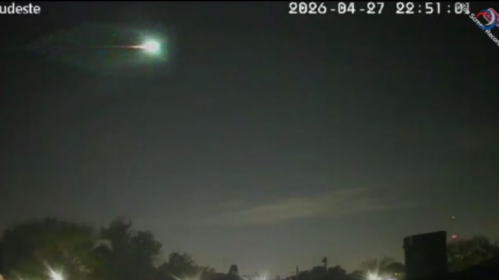 La luz del bólido iluminó la noche del lunes de la ciudad de Buenos Aires (Captura de video):