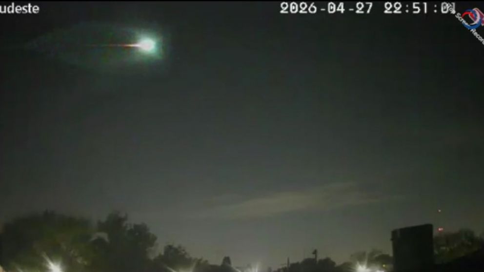 La luz del bólido iluminó la noche del lunes de la ciudad de Buenos Aires (Captura de video):