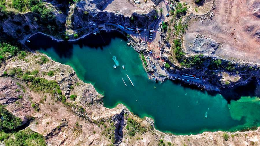 Un espejo de agua turquesa rodeado de sierras marca el pulso de este destino que mezcla naturaleza y adrenalina.