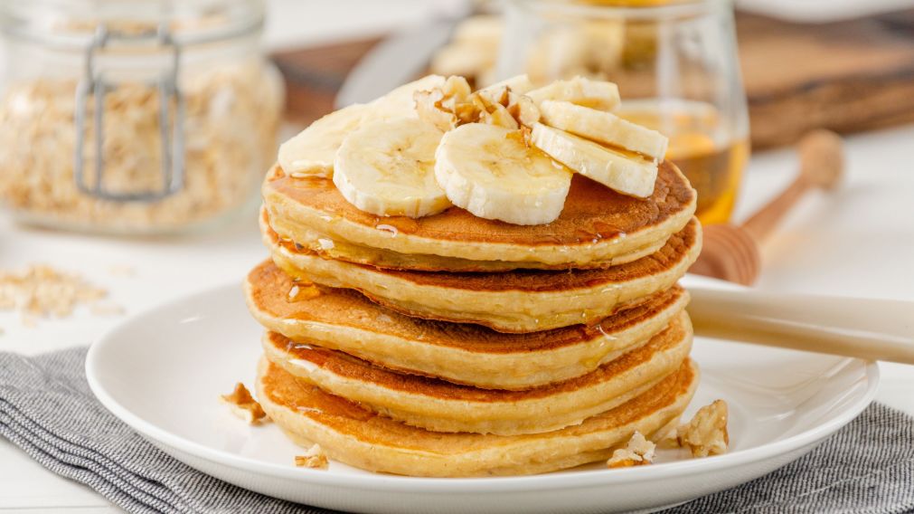 Ideales para un desayuno o merienda: receta para hacer panqueques saludables de avena y banana.