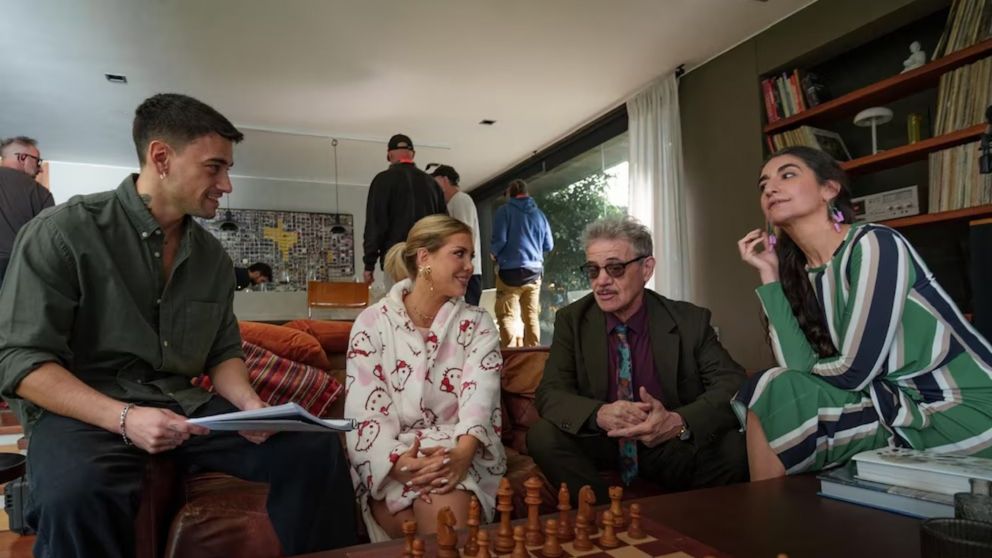 Wanda Nara debuta como actriz de cine en "¿Querés ser mi hijo?": las primeras imágenes muestran su costado más romántico y cómico...