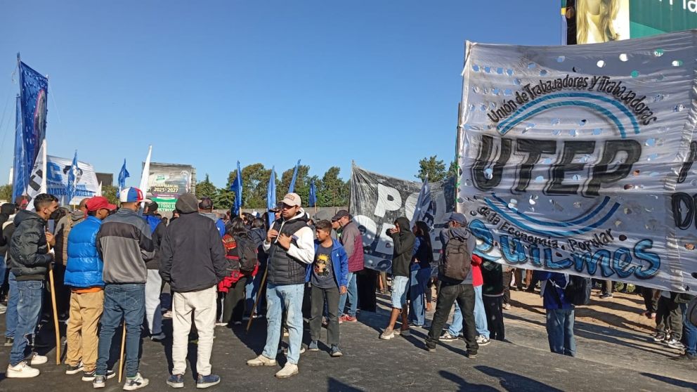 Corte y tensi�n en la Autopista: organizaciones sociales de Quilmes se movilizaron contra el ajuste