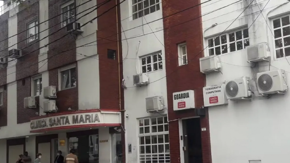 El comimicado de la ONG fue pegado en las paredes de la clínica.