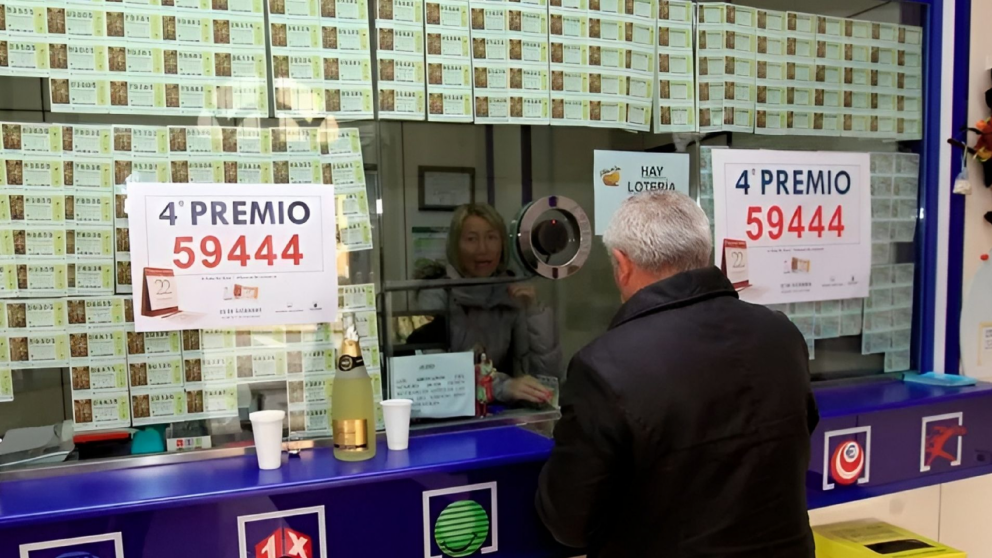 Compró un ticket de lotería, lo olvidó meses en una caja y al encontrarlo descubrió que tenía una fortuna