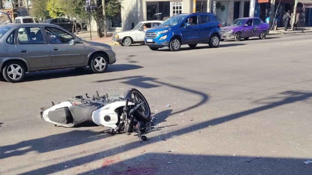 Brutal choque en Quilmes Este: motociclista, inconsciente tras impactar contra una camioneta