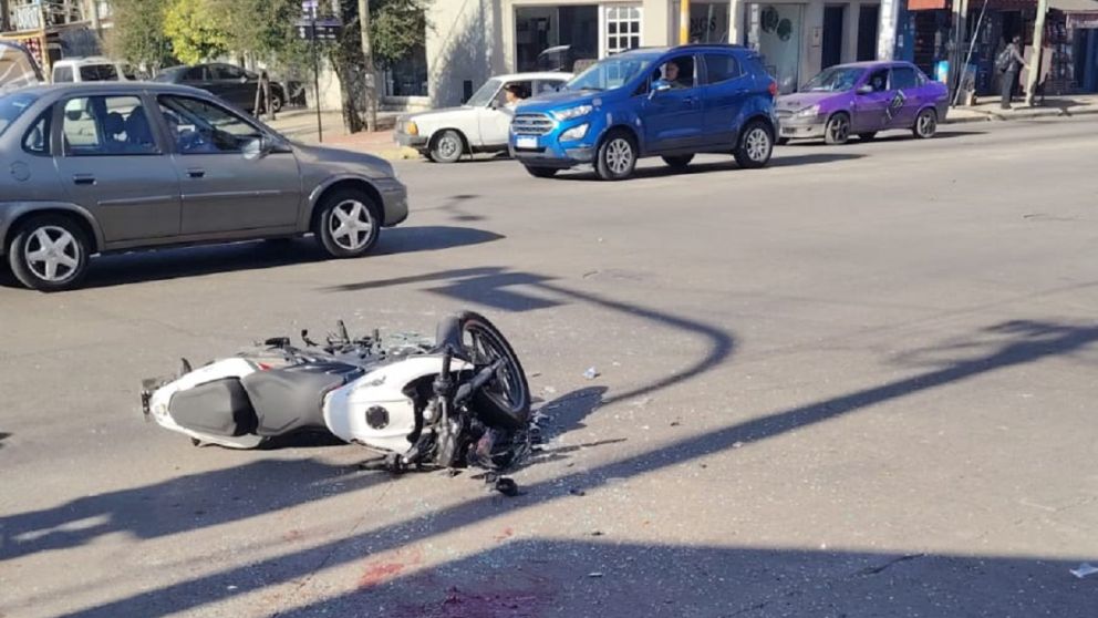 Brutal choque en Quilmes Este: motociclista, inconsciente tras impactar contra una camioneta