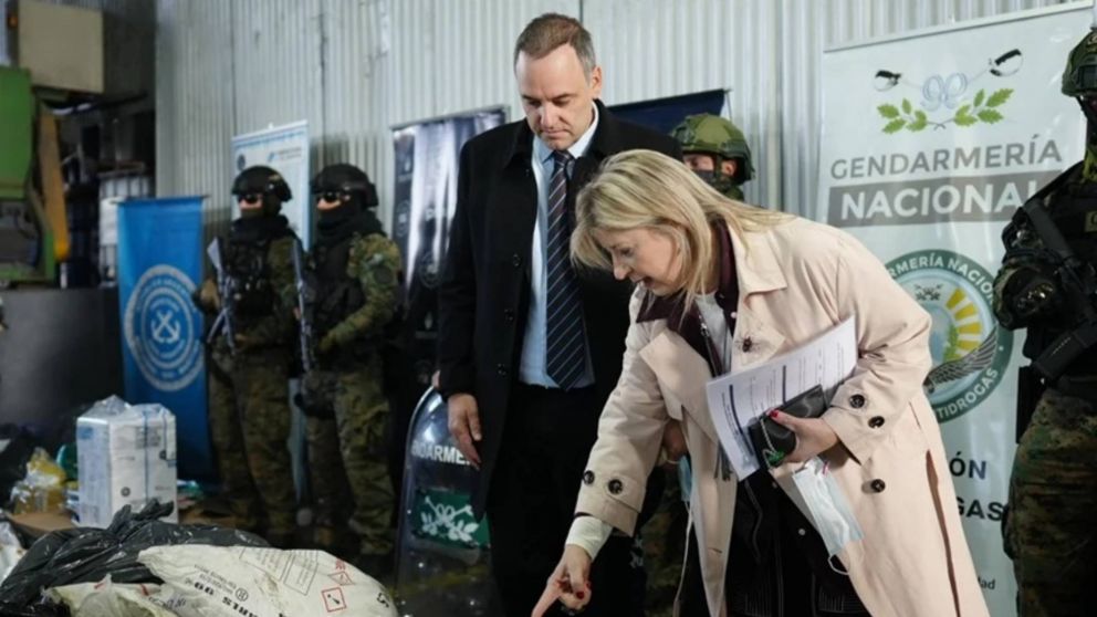 Manuel Adorni particip� junto a Monteoliva en la destrucci�n de 800 kilos de droga.