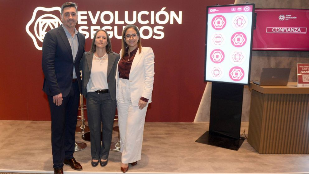 Pablo Britos, Subgerente General de Evoluci�n Seguros; Ver�nica Fontaine, Gerente de Prestaciones de Zona Evoluci�n ART y Natalia Olmos, Gerente General de Evoluci�n Seguros en la Jornada de Todo Riesgo 2026.
