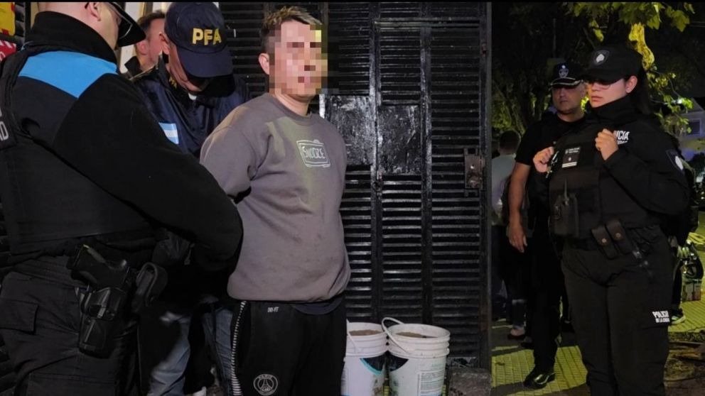 La Ciudad cerró un taller clandestino que tenía a menores trabajando en una casa usurpada hace 15 años: un inmigrante ilegal quedó detenido