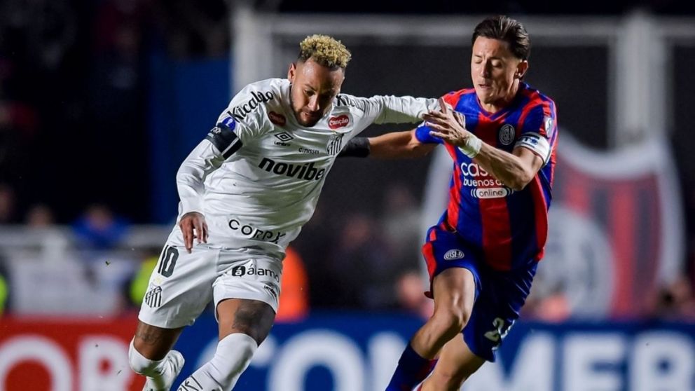  Neymar no pudo guiar al Santos como se esperaba ante San Lorenzo, pero recibi� regalos y el cari�o de la gente.