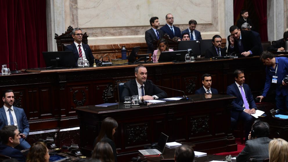 Manuel Adorni expone en la Cámara de Diputados.