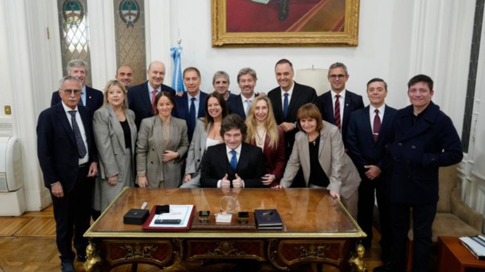 Javier Milei pos� junto a los funcionarios antes del informe brindado por Manuel Adorni (X).