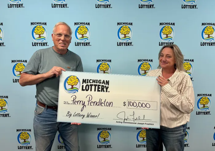 Se enteró cinco meses después de que había ganado la lotería: ¿Cuáles fueron los números de la suerte?De acuerdo con la Michigan Lottery, el protagonista es Perry Pendleton, quien compró su boleto del juego Super Raffle el 19 de noviembre de 2025 en una tienda Kroger, ubicada sobre West Main Street, en la ciudad de Milan.googletag.cmd.push(function(){googletag.display('interparrafo02')});Tras adquirirlo, decidió guardarlo en una caja junto con otros tickets, ya que el sorteo se realizaría meses después. "Compré cinco boletos de Super Raffle durante unas semanas y los puse en una caja porque el sorteo sería meses después", relató.El tiempo pasó sin que revisara los resultados, hasta que finalmente tomó la decisión de hacerlo. "Pensé que ya era hora de revisar mis boletos de Super Raffle, porque todavía no lo había hecho", explicó.El hombre había comprado varios boletos del sorteo, pero los reservó para chequearlos cuando se realizara el sorteo. Meses después, se acordó que los tenía y uno de ellos tenía un premio de 100.000 dólares.