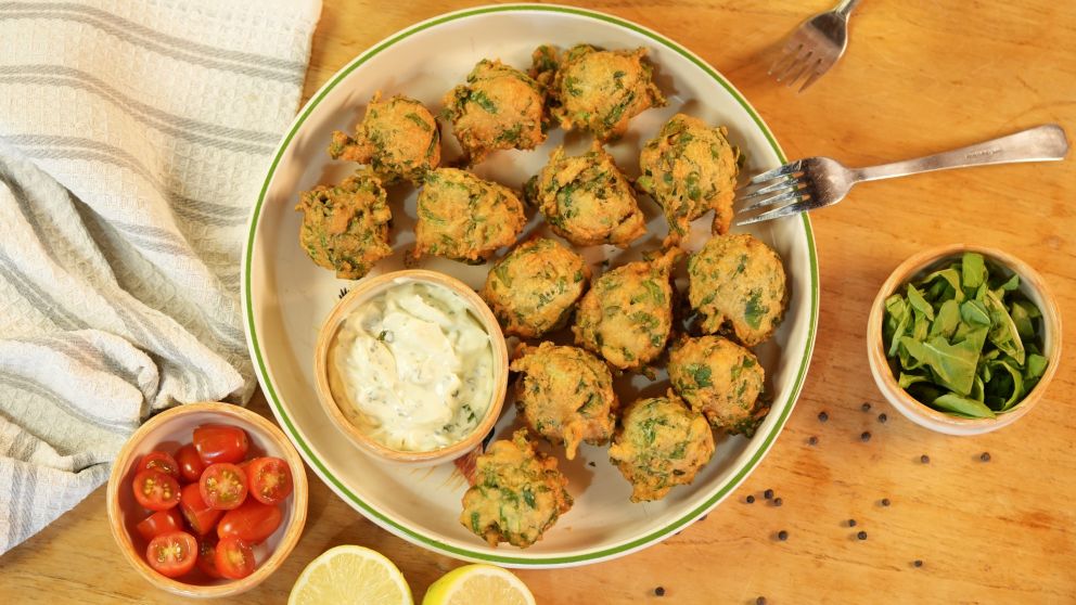 Receta para hacer buñuelos de acelga, saludables y fáciles.