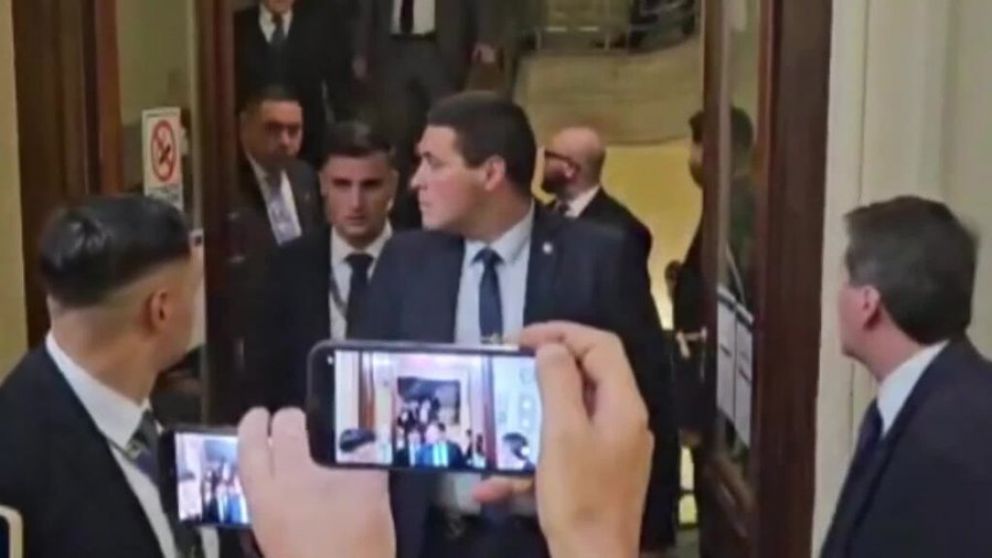 A la salida del Congreso, Milei tild� a los periodistas de "corruptos" y "chorros"