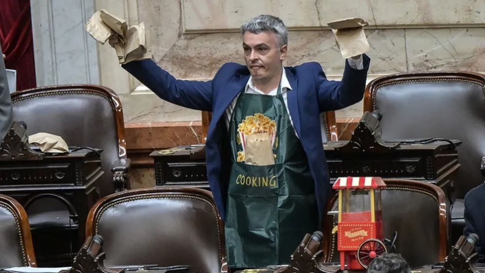 El legislador Esteban Paul�n se sent� para escuchar la sesi�n con un paquete de pochoclos.