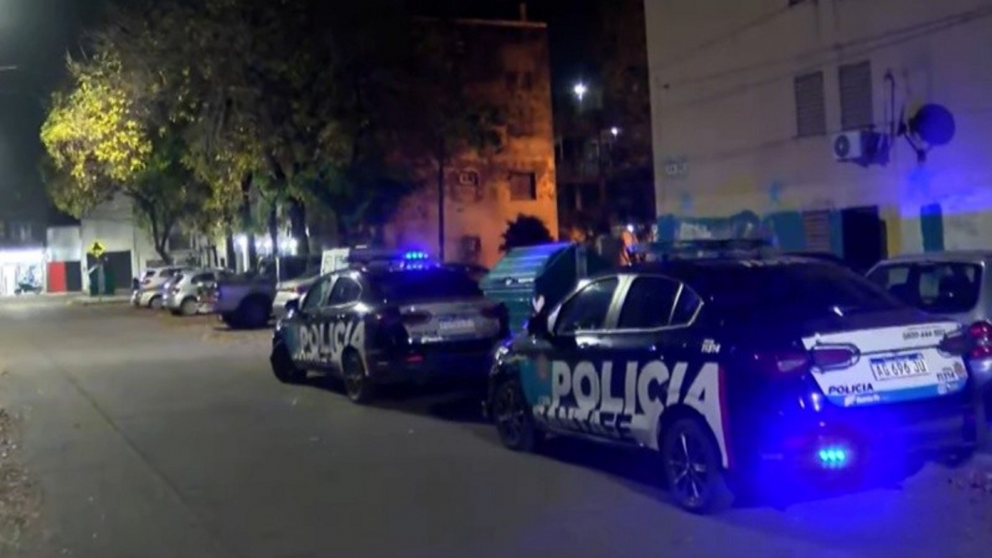 El cuerpo de la mujer fue encontrado en un complejo de monoblocks.