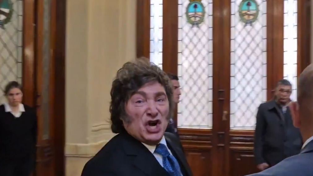 Javier Milei le gritó "chorros" a los periodistas al retirarse del Congreso.