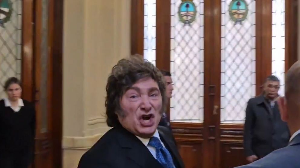 Javier Milei le gritó "chorros" a los periodistas al retirarse del Congreso.
