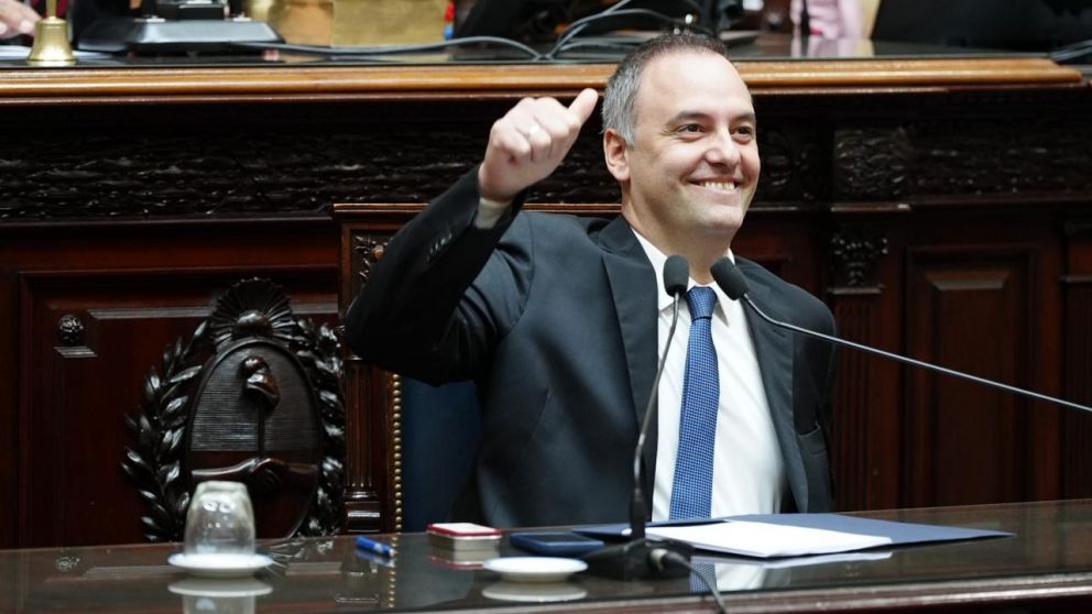 La oposici�n quiere interpelar a Manuel Adorni en el Congreso y pide sesi�n especial para el jueves 14.