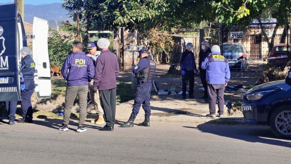 Encuentran un hombre sin vida ahogado adentro de una acequia