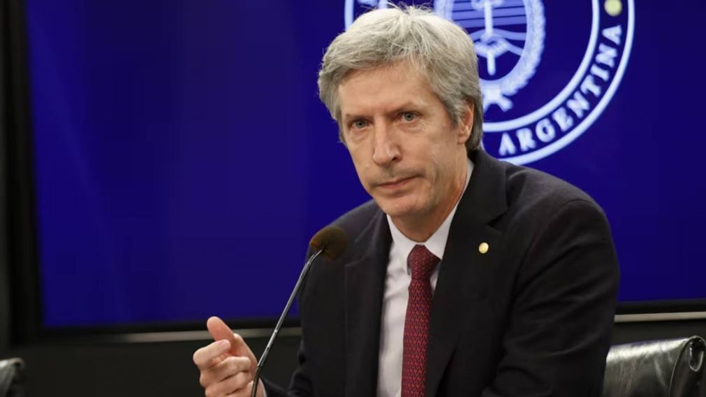 El titular del Banco Central ratificó la libre flotación del dólar y defendió el plan.