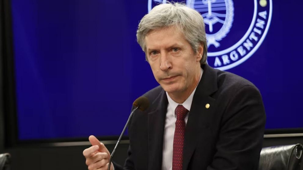 El titular del Banco Central ratificó la libre flotación del dólar y defendió el plan.