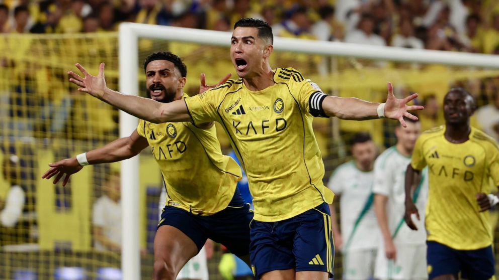 Cristiano Ronaldo sale festejando su gol 970 y está cada vez más cerca de sumar un nuevo título a su tremendo historial futbolístico.