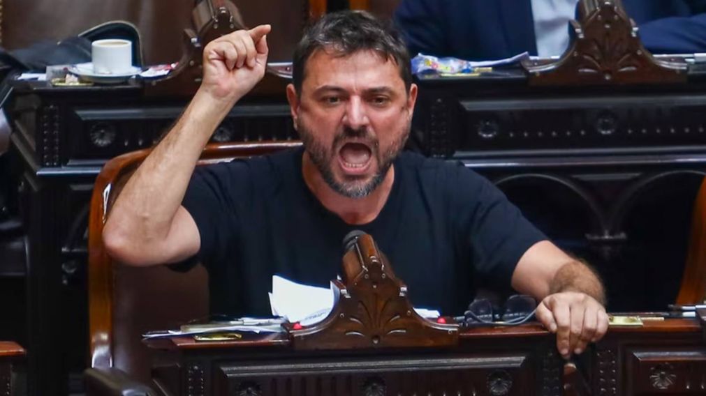 Juan Grabois lanzó duras críticas contra Manuel Adorni: "Además de chorro sos cag...".