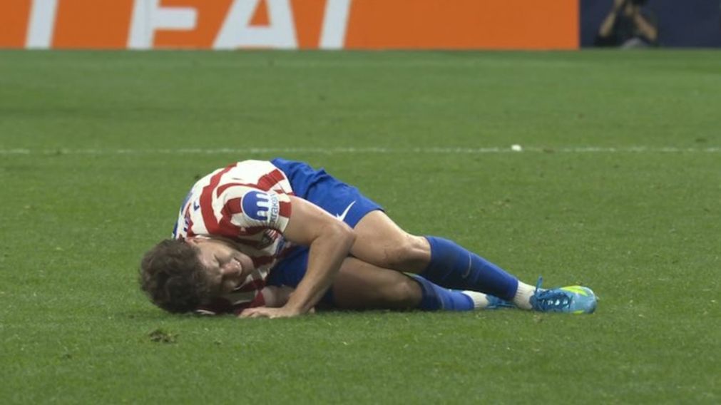 Julián Álvarez mostró mucho dolor en el tobillo y no pudo continuar jugando en la semifinal que el Atlético de Madrid igualó con Arsenal por la Champions League.