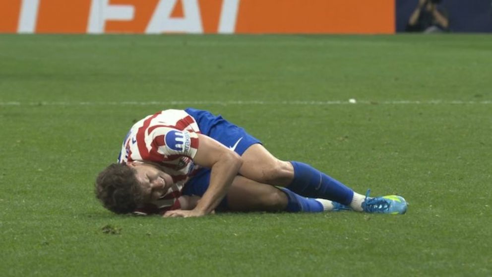 Juli�n �lvarez mostr� mucho dolor en el tobillo y no pudo continuar jugando en la semifinal que el Atl�tico de Madrid igual� con Arsenal por la Champions League.