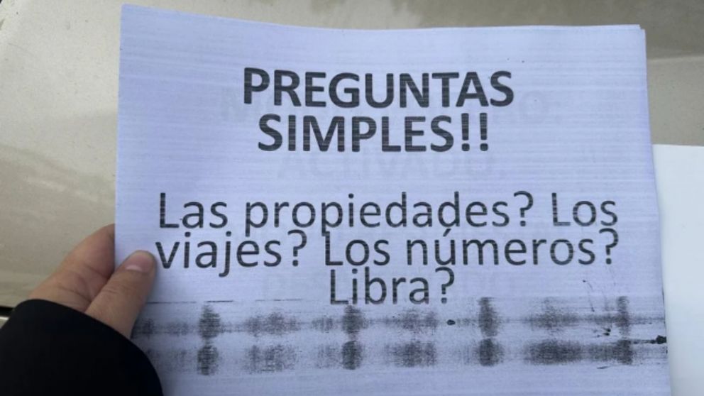 Uno de los carteles del esc�ndalo en el Congreso.