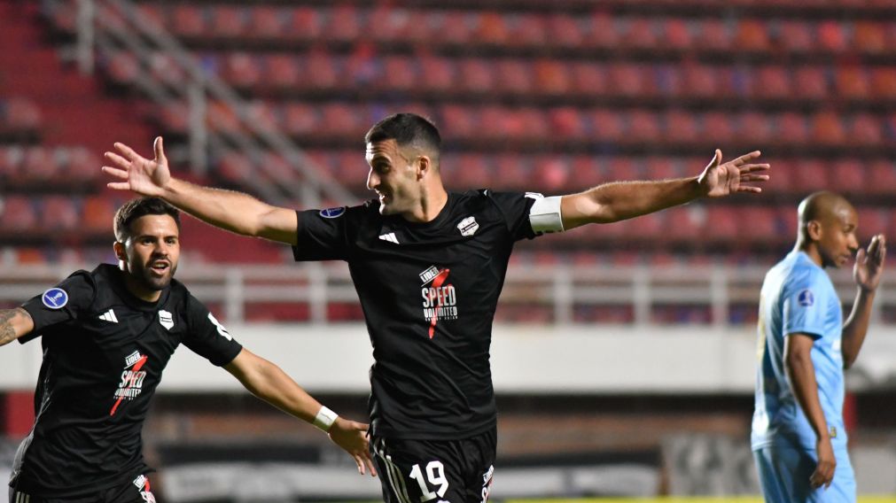 Randazzo celebra uno de sus goles en el histórico triunfo de Deportivo Riestra en la Copa Sudamericana.