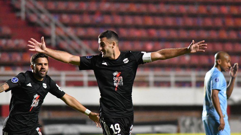 Randazzo celebra uno de sus goles en el histórico triunfo de Deportivo Riestra en la Copa Sudamericana.