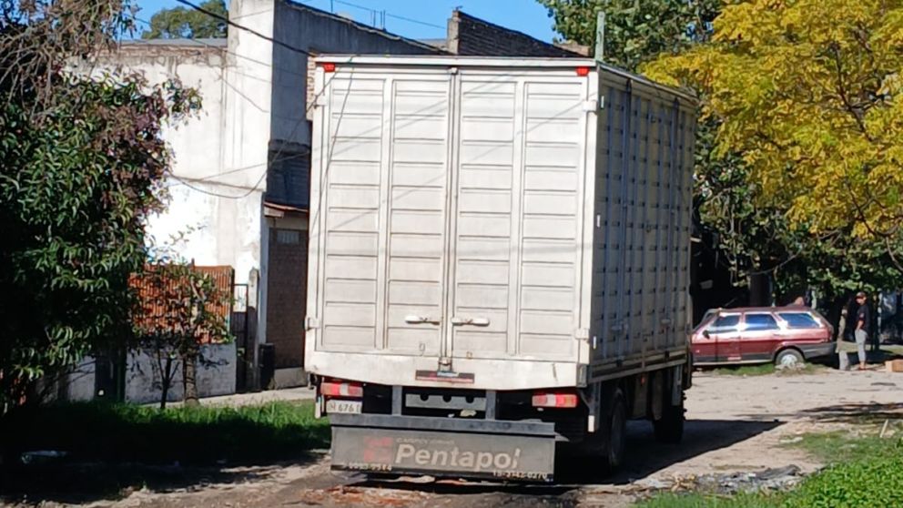 Solano: un cami�n tir� postes y cables al intentar eludir un operativo policial