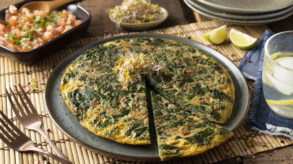 La tortilla de acelga combina practicidad, sabor y nutrición en un solo plato.