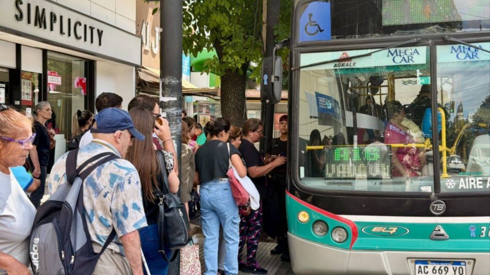 La reducción de servicio de colectivos complicó la situación de los usuarios (imagen ilustrativa).