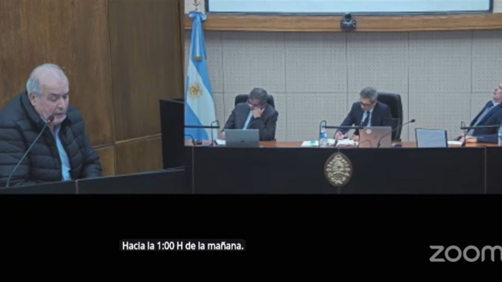 José López declara ante el Tribunal Oral Federal Nº 7 en el edificio judicial de Comodoro Py 2002, del barrio porteño de Retiro.