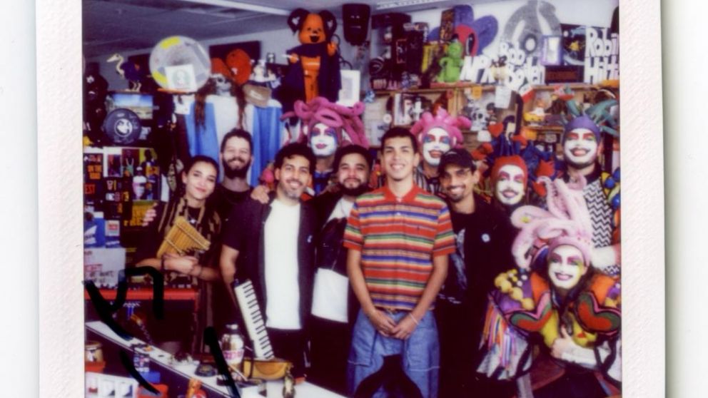 Milo J hizo historia en el Tiny Desk y dejó 6 guiños que explican su identidad artística
